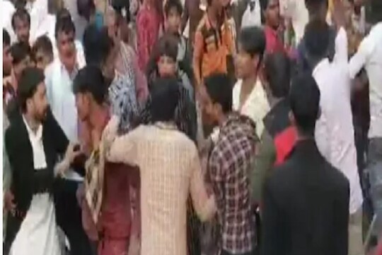 लग्नाचा मांडव बनला आखाडा, डीजेवरून पाहुण्यांमध्ये तुफान हाणामारी; पाहा राड्याचा VIDEO