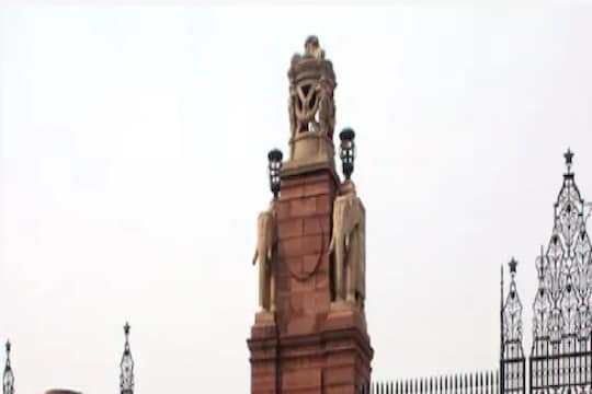 राष्ट्रपती भवनाच्या सुरक्षेवर प्रश्नचिन्ह, बॅरिकेड्स तोडत आतमध्ये घुसली कार