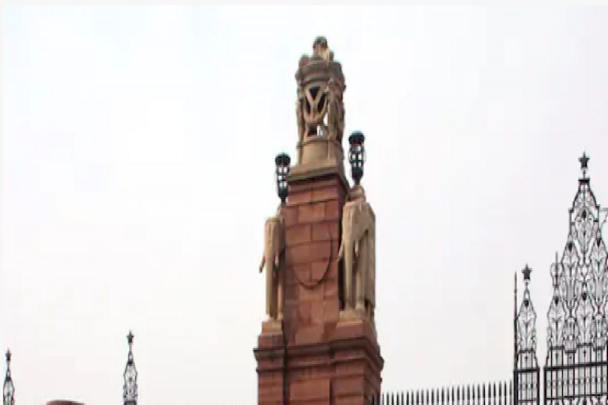 राष्ट्रपती भवनाच्या सुरक्षेवर प्रश्नचिन्ह, बॅरिकेड्स तोडत आतमध्ये घुसली कार