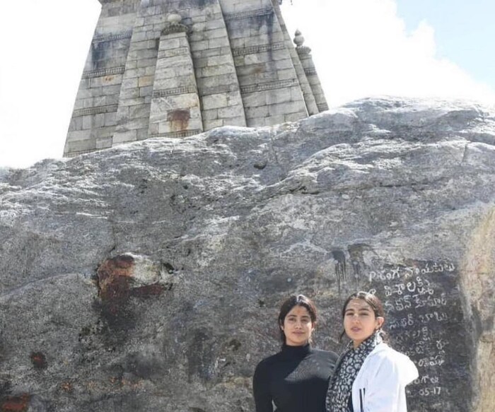 सारा आणि जान्हवीला अनेकवेळा एकत्र स्पॉट करण्यात आलं आहे. यावरून त्यांची मैत्री दिसते.