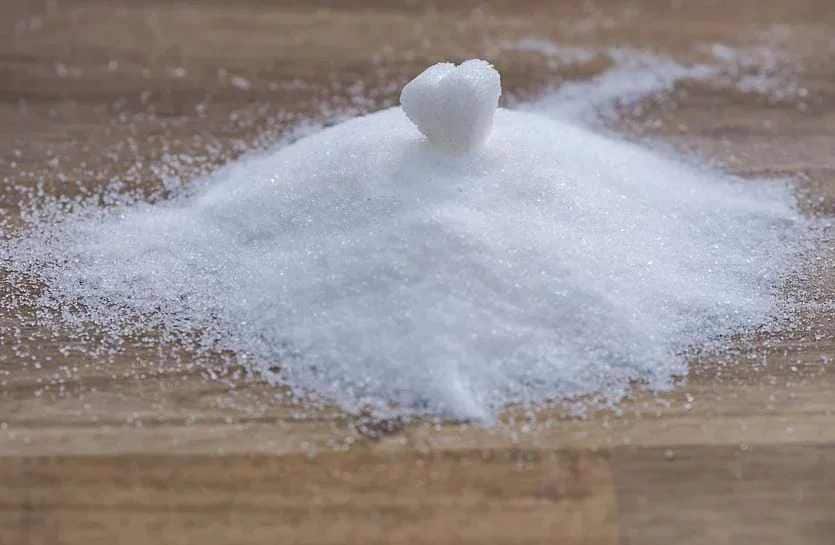 साखर कित्येक वर्ष चालते. हेच कारण आहे की जेलीसारख्या गोष्टी अनेक दिवस टिकाव्या म्हणून आजींच्या पाककृतींमध्ये जास्त साखर घालण्यावर भर होता. जर साखर पावडर स्वरूपात ठेवली तर तिचे आयुष्य काही प्रमाणात कमी होऊ शकते. म्हणूनच साखर पावडर हवाबंद डब्यात ठेवली जाते असे म्हणतात.