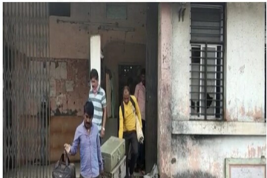 ST Employees Strike: विश्रांतीगृहाला टाळं ठोकत कर्मचाऱ्यांना काढलं बाहेर, आगाराबाहेर आंदोलन सुरू; पाहा VIDEO