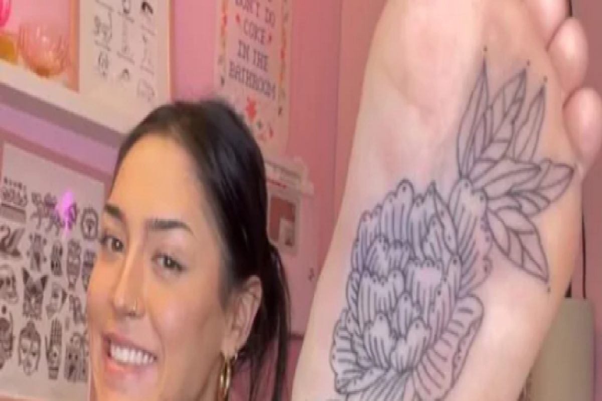 तीव्र वेदना सहन करत पायाच्या तळव्यावर काढला टॅटू, फोटोसाठी येतेय लाखोंची ऑफर; पाहा VIDEO