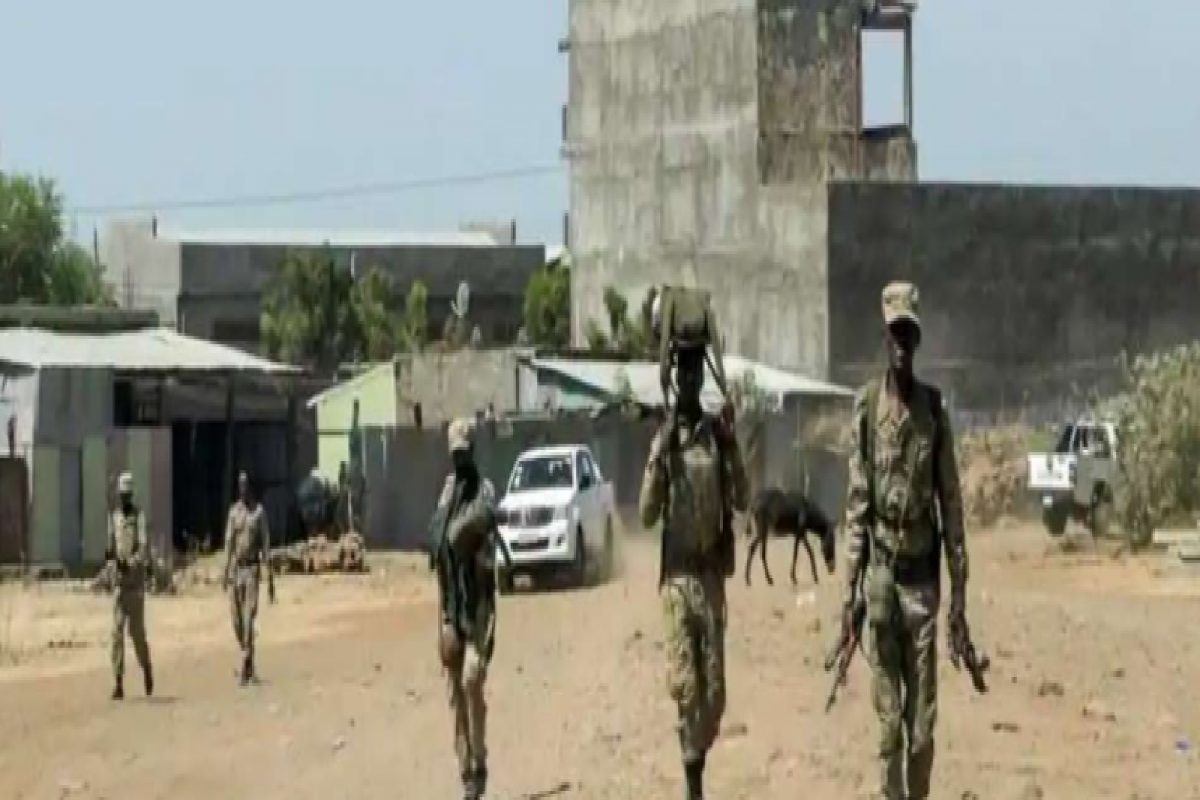 देशावर युद्धाचं संकट, पंतप्रधान स्वतः बंदूक घेऊन रणांगणात