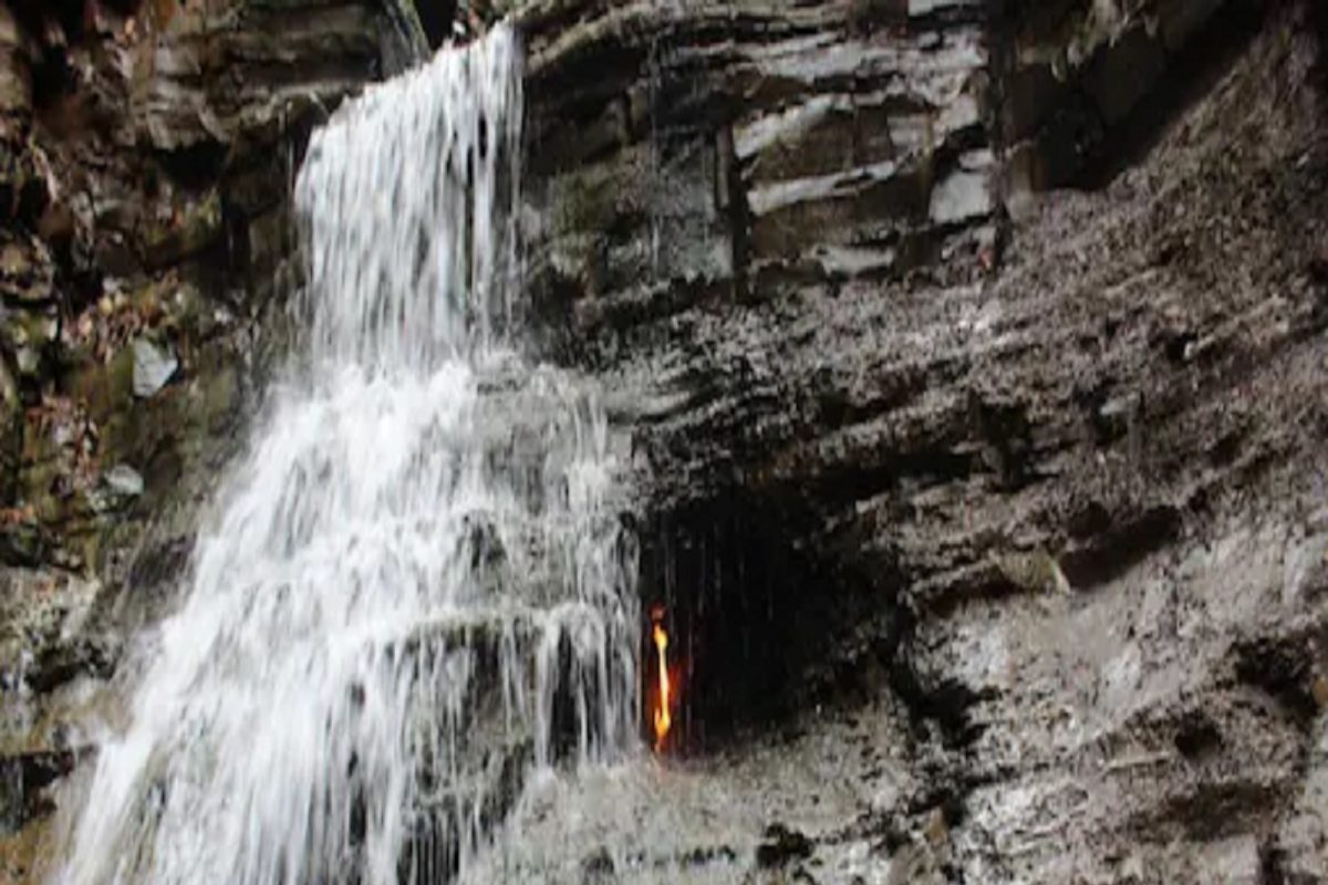 कमाल! धबधब्याच्या मधोमध तेवते ज्योत, वैज्ञानिकांनाही सुटत नाही कोडं