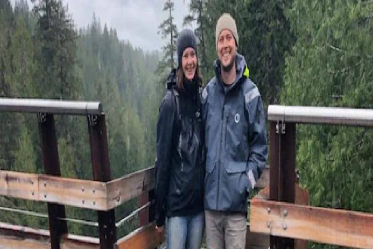 नोकरी सोडून जोडप्यानं विकत घेतली नाव, सुरु आहे जगाची भ्रमंती