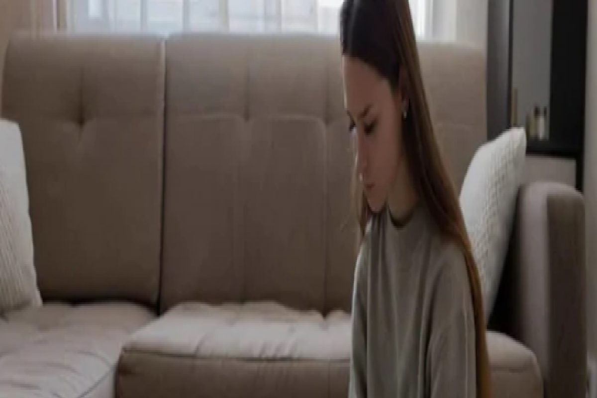 ‘डिलिव्हरी बॉय’ला ती नेहमी फसवते, तयार करते अनोखा आभास