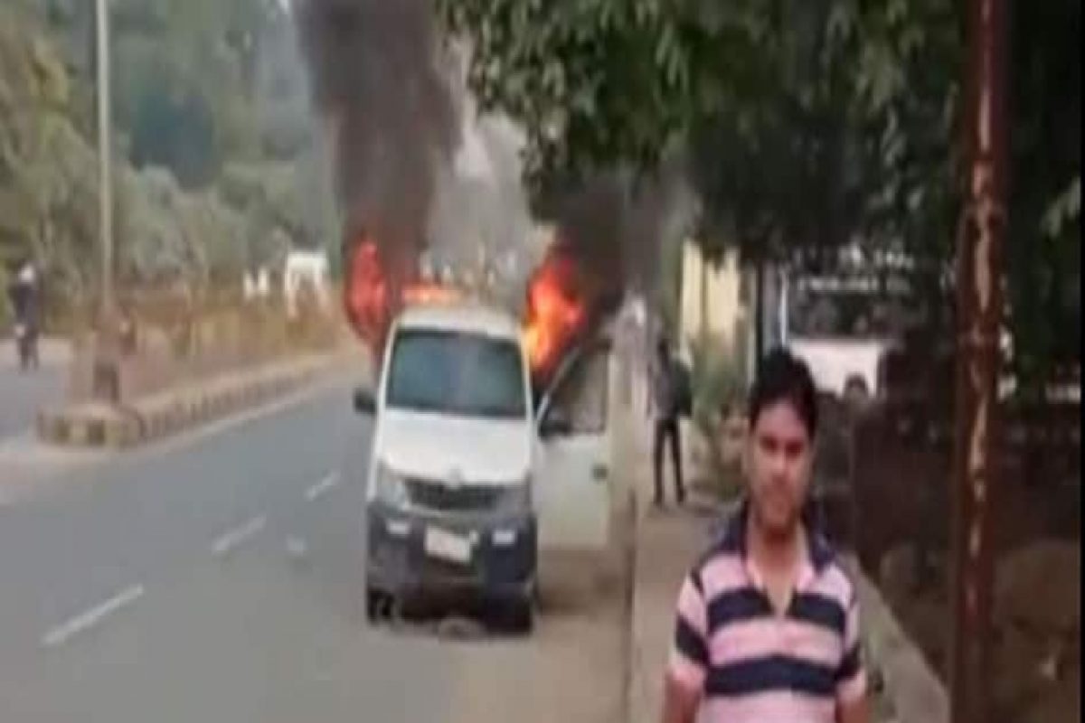 पेट्रोल टाकून पेटवली स्वतःचीच कार, कारण वाचून लावाल डोक्याला हात