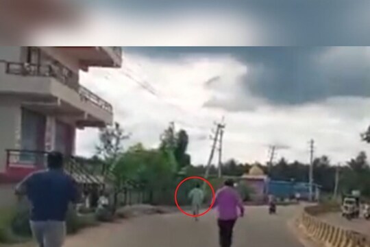 लाचखोर पोलिसाचा पाठलाग करताना ACB चे अधिकारी... (Photo-NDTV)