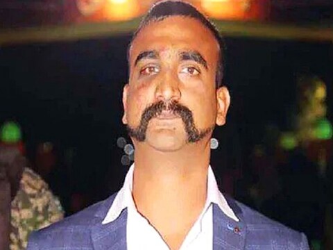  ग्रुप कॅप्टन अभिनंदन वर्धमान (Abhinandan Varthaman) यांना आज राष्ट्रपती रामनाथ कोविंद (President Ramnath Kovind) यांच्या हस्ते वीर चक्र (Vir Chakra) प्रदान करण्यात आले आहे. 