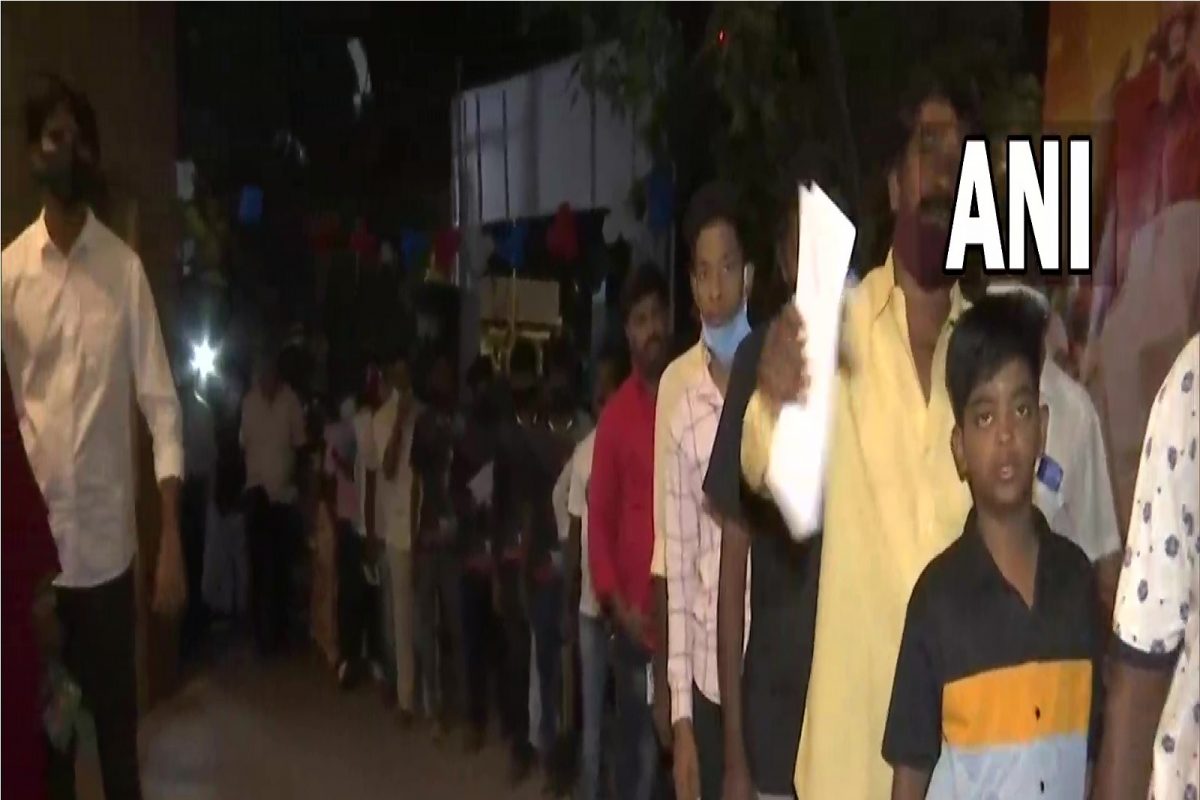 सुपरस्टार Rajinikanth यांचा Annaatthe रिलीज, पहाटे-पहाटे फर्स्ट शोसाठी उसळली चाहत्यांची गर्दी