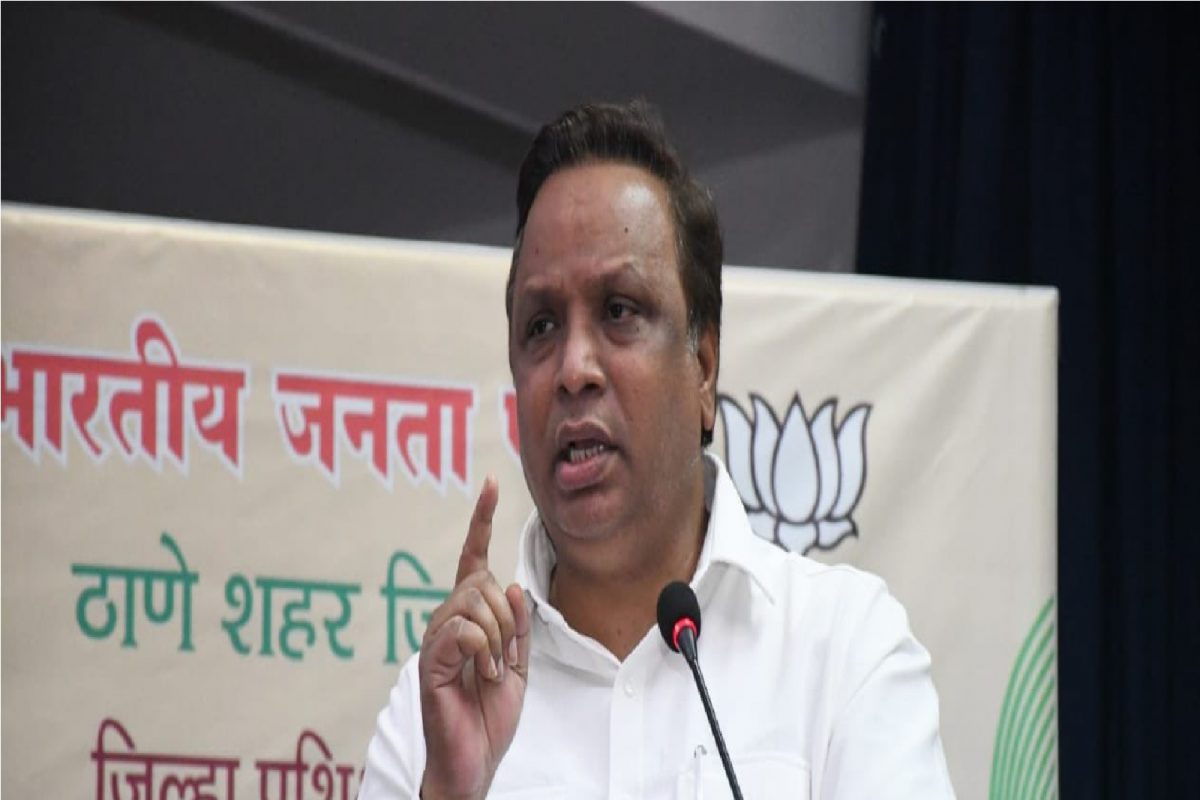 दिवाळीनिमित्त आशिष शेलार मित्राला भेटण्यासाठी पोहोचले कृष्णकुंजवर, राज ठाकरेंना दिलं पुस्तक Gift