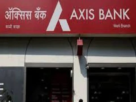 Axis Bank News Rule: अॅक्सिस बँकेच्या ग्राहकांनी हे लक्षात घ्यावे की आवश्यक मासिक शिलकीत बदल फक्त त्या खात्यांसाठी करण्यात आला आहे ज्यांना सरासरी 10,000 रुपये शिल्लक असणे आवश्यक आहे.