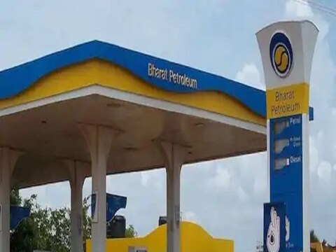 भारत पेट्रोलियम कॉर्पोरेशन लिमिटेडने (BPCL) पुढील पाच वर्षांत सुमारे 7000 पेट्रोल पंपांवर इलेक्ट्रिक वाहनांसाठी (EV) चार्जिंग स्टेशन्स उभारण्याची योजना आखली आहे.