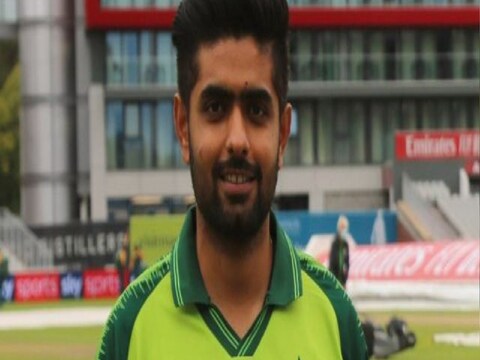 पाकिस्तान क्रिकेट टीमचा कॅप्टन बाबर आझमनं (Babar Azam) एका सत्रामध्ये त्याच्याबाबत सर्वात जास्त गूगल केल्या जाणाऱ्या प्रश्नांची उत्तरं दिली. यामध्ये एक प्रश्न बाबर आझम किती कमाई करतो? हा देखील होता. 