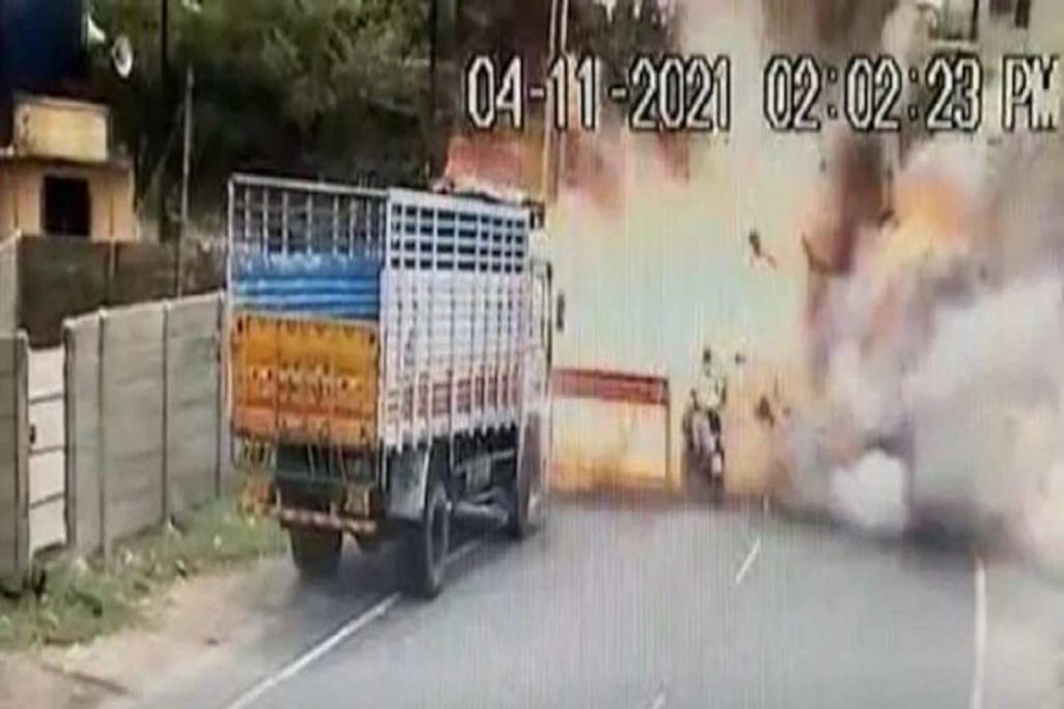 चालत्या स्कूटरवर धमाका! फटाक्यांच्या भीषण स्फोटात बापलेकाचा मृत्यू, पाहा VIDEO