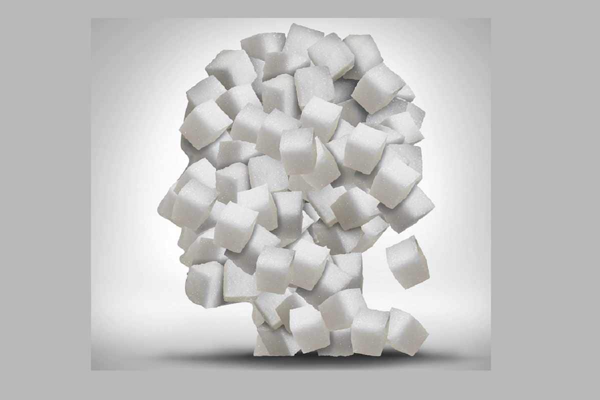ग्लुकोजच्या (Glucose) स्वरूपात साखर पेशींच्या ऊर्जा निर्मितीसाठी वापरली जाते. मात्र, जास्त साखरेचे डोस मेंदूमध्ये अधिक ग्लुकोज आणू शकतात, ज्यामुळे स्मरणशक्तीवर (Memory) विपरीत परिणाम होऊ शकतो. भाजलेले पदार्थ आणि सोडासह जास्त साखरयुक्त पदार्थ मेंदूतील ग्लुकोजचे प्रमाण वाढवण्याचे काम करतात. अमेरिकन हार्ट असोसिएशन म्हणते की पुरुषांनी दररोज 36 ग्रॅम आणि महिलांनी 25 ग्रॅमपेक्षा जास्त साखर खाऊ नये. (प्रतिकात्मक फोटो: शटरस्टॉक)