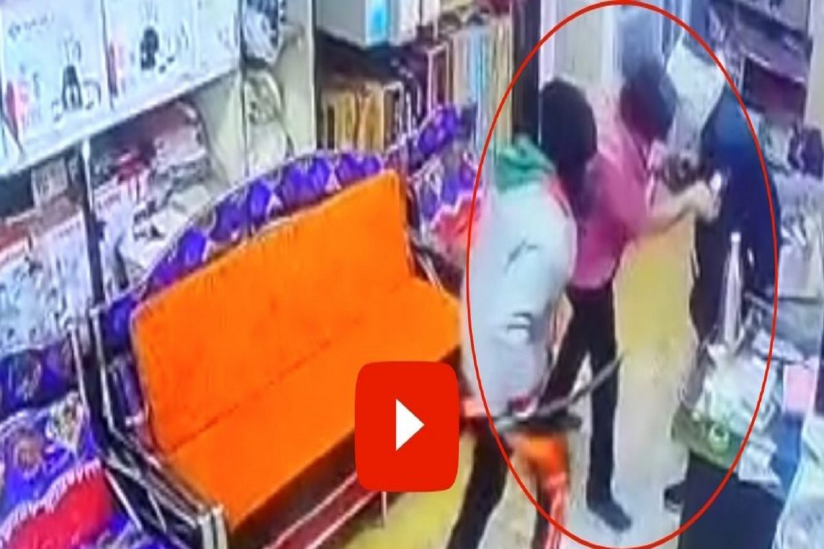 सशस्त्र दरोडेखोरांकडून दुकान मालकाची निर्घृण हत्या, धक्कादायक घटनेचा LIVE VIDEO