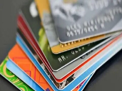ATM Card: पूर्वी नवीन कार्ड घेण्यासाठी बँकेमध्ये जावं लागत असे. आता बँकांनी आपल्या ग्राहकांचा तो ताणही कमी केला आहे. सध्या बँका तुम्हाला तुमचं कार्ड घरपोच देण्याची सुविधा देत आहेत. 