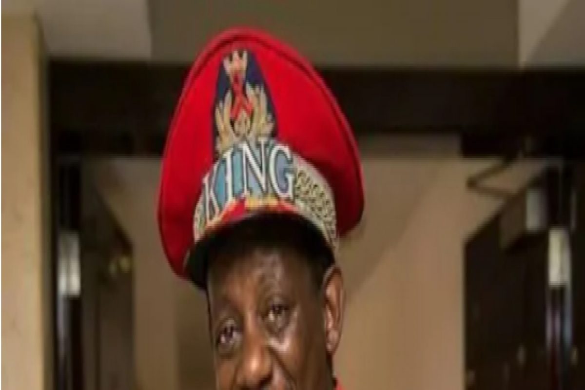 प्रजेला मोफत निरोध वाटणारा CONDOM KING, सोबत देतो मोलाचा संदेश