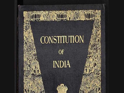 Constitution Day : 26 नोव्हेंबर हा दिवस भारतीय राज्यघटनेसाठी अत्यंत महत्त्वाचा आहे. 1949 मध्ये या दिवशी संविधान सभेच्या अध्यक्षांनी त्यावर स्वाक्षरी करून ती स्वीकारली होती. या दिवशी पहिल्यांदाच देशात संविधान लागू करून देशाचे संपूर्णपणे प्रजासत्ताकात रूपांतर करण्याचा निर्णय घेण्यात आला. मात्र, त्याची अंमलबजावणी करण्याऐवजी दोन महिने अभ्यास करण्यात आला.
