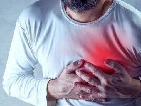 अनेकदा प्रत्येकाला असे वाटते की, हृदयविकाराचा झटका नेहमीच तीव्र वेगानं येतो. पण सत्य हे आहे की काहीवेळा तुम्हाला हृदयविकाराचा झटका आला आहे की, नाही हे देखील कळत नाही कारण तो अगदी लहान ( what is a silent heart attack and its symptoms) स्वरूपात येतो.