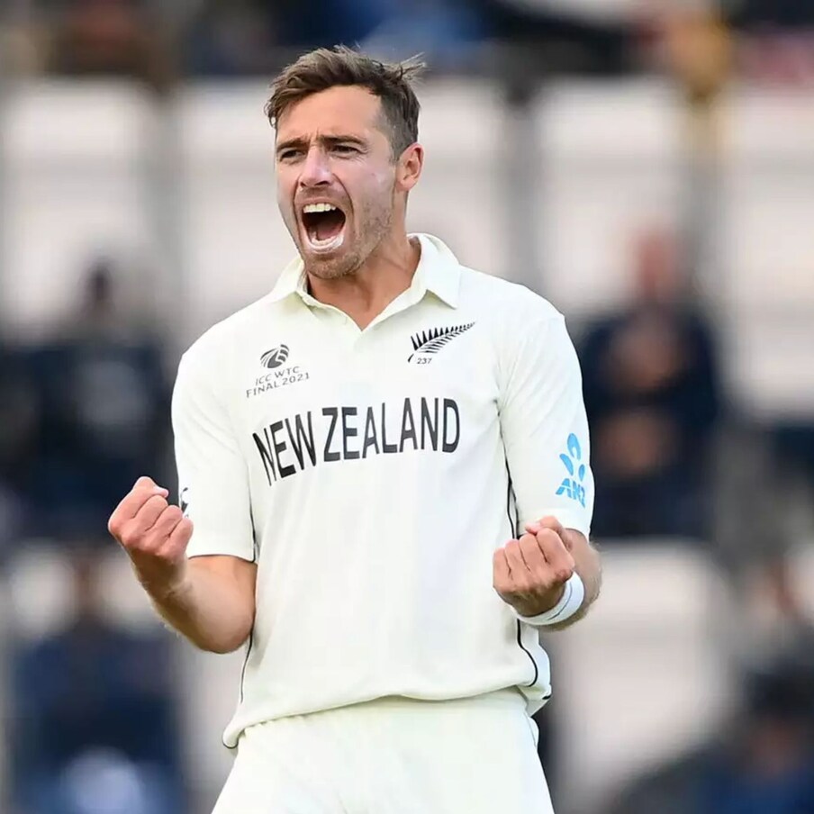 न्यूझीलंडचा फास्ट बॉलर टीम साऊदी (Tim Southee) याने कानपूरमध्ये भारताविरुद्ध सुरू असलेल्या पहिल्या टेस्टच्या (India vs New Zealand 1st Test) चौथ्या दिवशी भारताचा दिग्गज खेळाडू अनिल कुंबळेला (Anil Kumble) मागे टाकलं आहे. साऊदीचं लक्ष आता अश्विनच्या रेकॉर्डवर आहे. 
