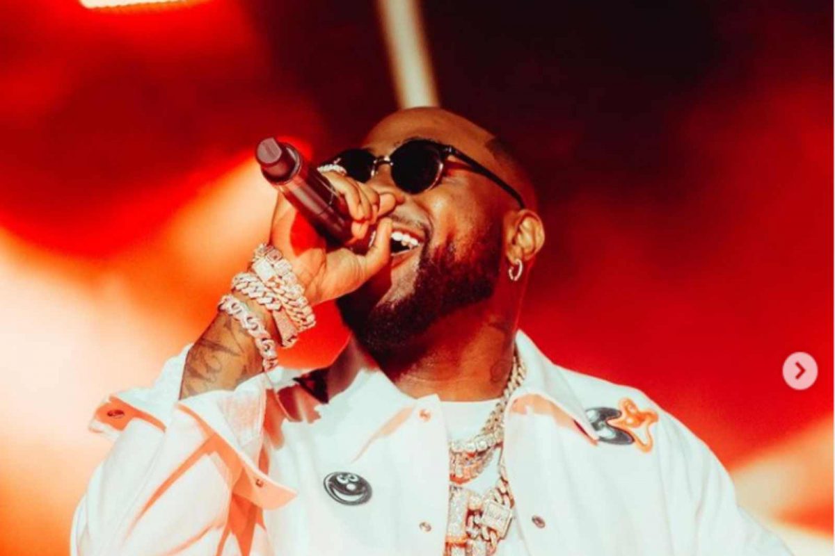 Davido | कोट्यवधींची संपत्ती असलेला 'हा' सेलेब्रिटी चाहत्यांकडे का मागतोय पैसे?
