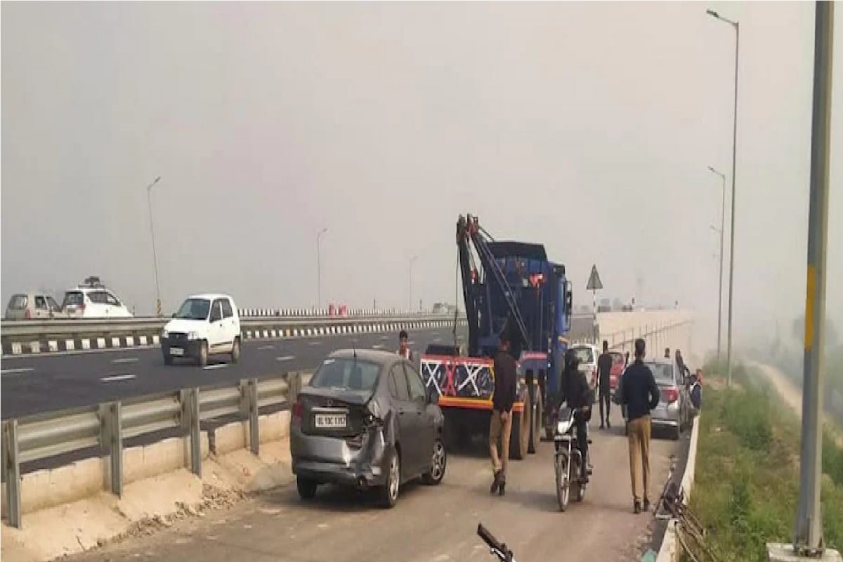 एक्स्प्रेस वेवर 30 गाड्यांचा भीषण अपघात, धुक्यामुळे आदळल्या एकमेकांना; 12 जण जखमी