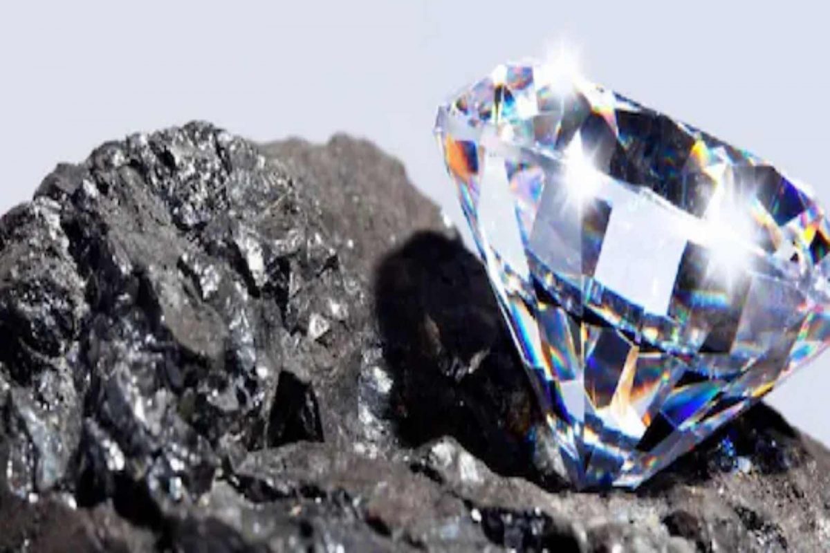 'देनेवाला जब भी देता..' पन्नामध्ये मजुरानं खणून काढला 70 लाखांचा हिरा; जाणून घ्या पुढे काय होणार..