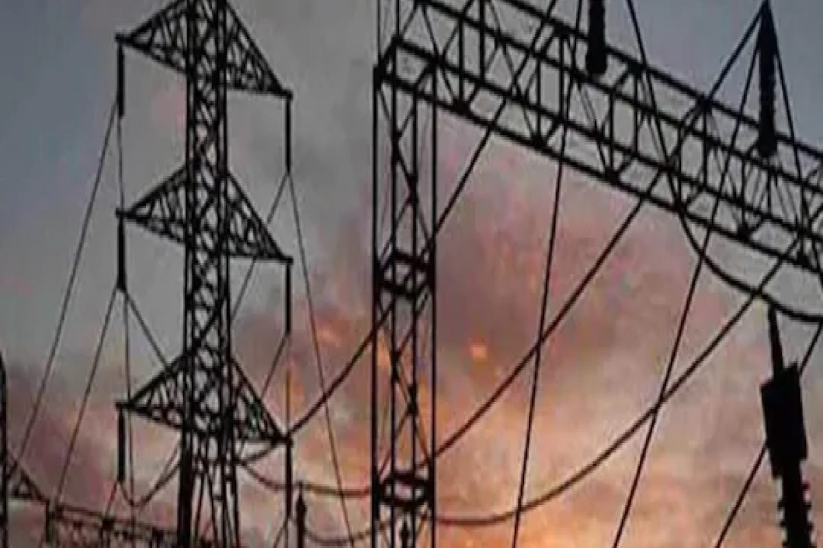 देशात विजेची रेकॉर्डब्रेक मागणी! महाराष्ट्रासह 13 राज्यातील लाखो गावं अंधारात, कधी सुधारेल स्थिती?