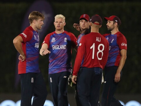 टी20 वर्ल्ड कप स्पर्धेत (T20 World Cup 2021) सेमी फायनलला जाणारी पहिली टीम बनलेल्या इंग्लंडला मोठा धक्का बसला आहे.