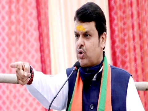 भाजपचे प्रदेशाध्यक्ष चंद्रकांत पाटील यांच्यापाठोपाठ देवेंद्र फडणवीस दिल्लीत दाखल झाले आहेत.