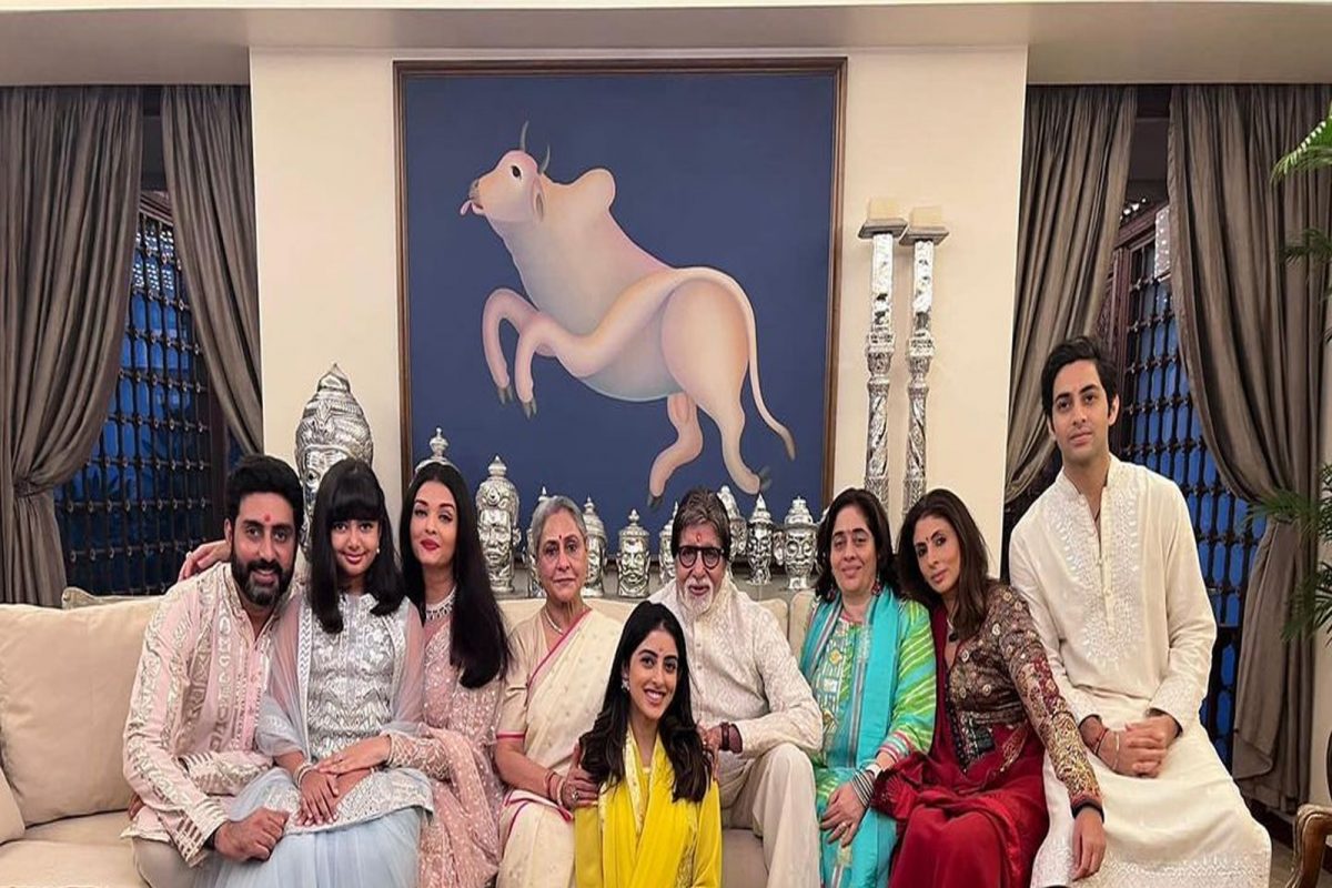 अमिताभ बच्चन यांच्या Family Photo मध्ये दिसली ही पेंटिग; होतेय मोठी चर्चा