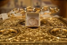 Gold Price Today : सोने दरात घसरण, तर चांदीचा भाव वधारला; तपासा आजचा लेटेस्ट रेट