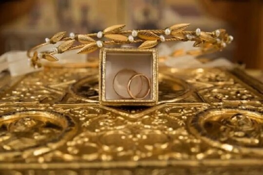 Gold Price Today : सोने दरात घसरण, तर चांदीचा भाव वधारला; तपासा आजचा लेटेस्ट रेट