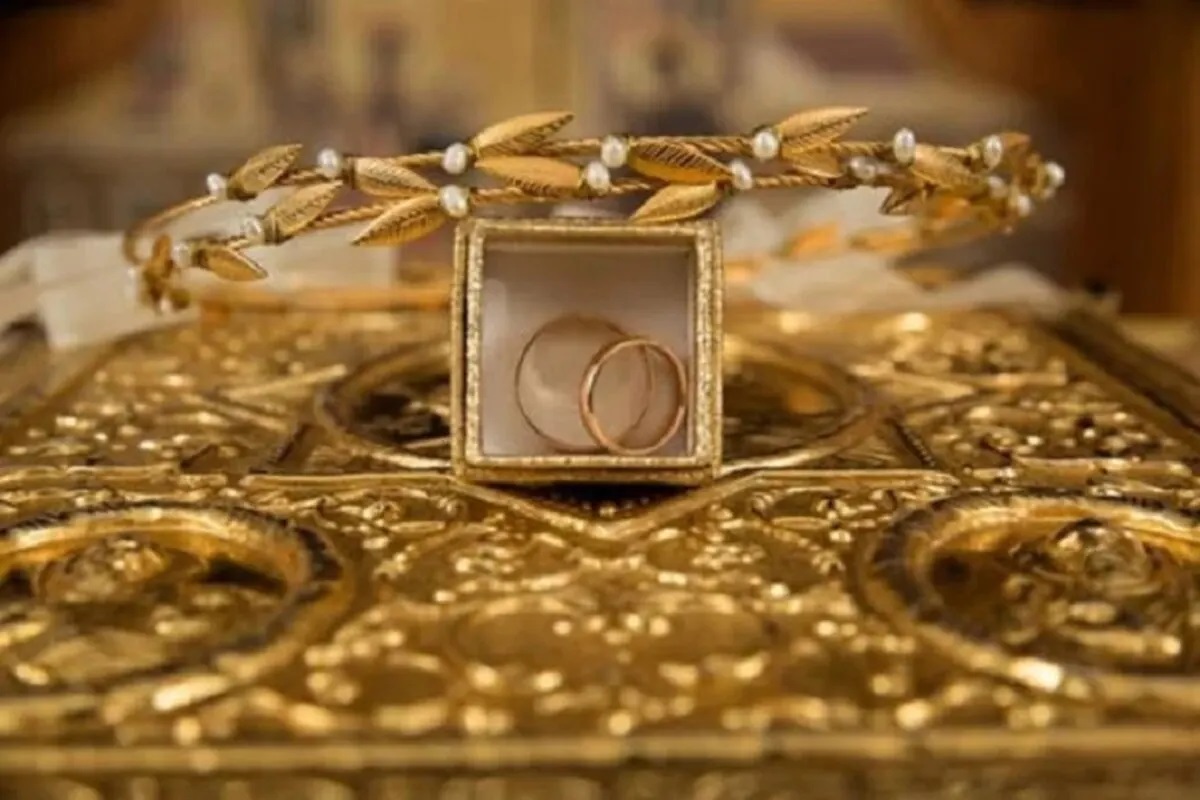 Gold Price Today : सोने दरात घसरण, तर चांदीचा भाव वधारला; तपासा आजचा लेटेस्ट रेट
