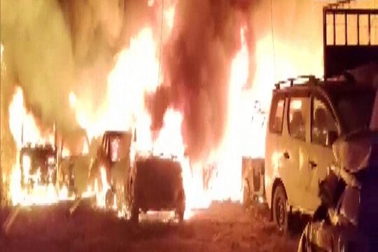 पोलीस स्टेशन परिसरात अग्नितांडव; भीषण आगीत 25 गाड्या जळून खाक (Photo : ANI)