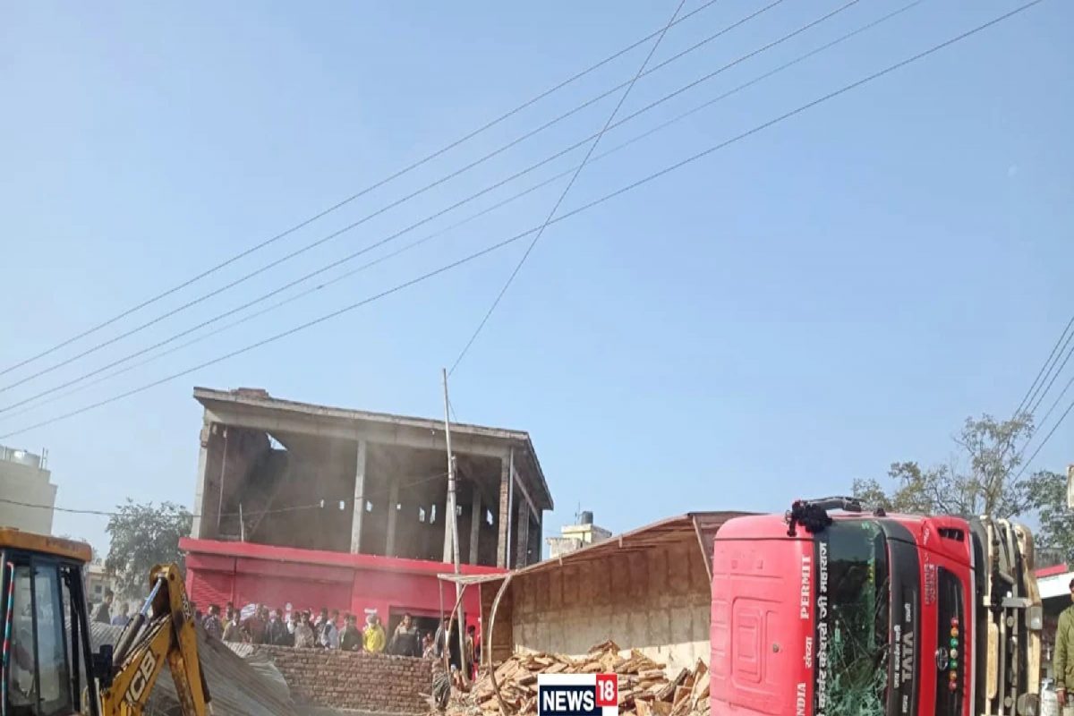 CCTV Video : भरधाव ट्रकची दोन विद्यार्थिनींसह दुकानदाराला धडक, घटनेचं धक्कादायक फुटेज