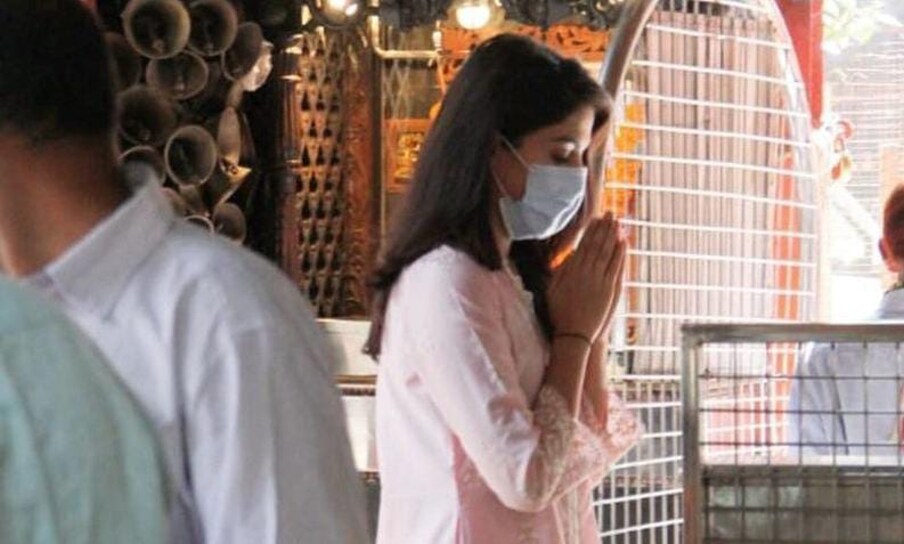 मोठ्या प्रमाणत कमेंट करत युजर्सनी 'तुझं पाप इतकं मोठं आहे, ते मंदिरात जाऊन आणि गरिबांना मदत करून धुतलं जाणार नाहीय', तसेच तुझं काम चांगलं तेव्हा वाटलं असतं जेव्हा तू काही चांगलं केलं असतंस, तर अनेकांनी तिला दिखावा म्हटलं आहे, तर एकाने तिला फोटोग्राफरसोबत घेऊन गेली होतीस का असा प्रश्नसुद्धा विचारला आहे. 