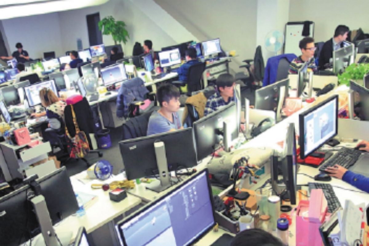 "Work From Homeच बरं रे बाबा"; कर्मचाऱ्यांच्या मनात Omicron ची भीती; ऑफिसमध्ये परतण्यास इच्छुक नाहीत