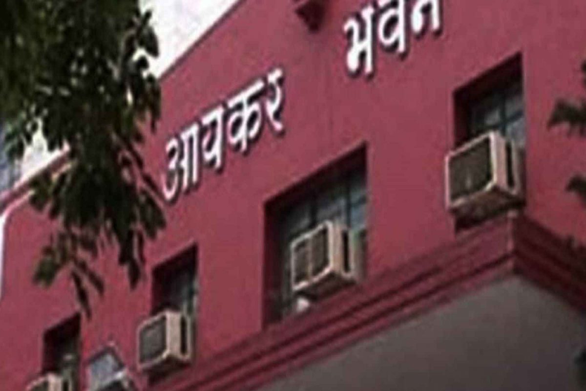 पुण्यात प्रसिद्ध उद्योजकाच्या घरावर आयकर विभागाचा छापा, चार पथकांचा वेगवेगळ्या ठिकाणी छापेमारी