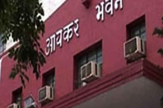 पुण्यात प्रसिद्ध उद्योजकाच्या घरावर आयकर विभागाचा छापा, चार पथकांचा वेगवेगळ्या ठिकाणी छापेमारी