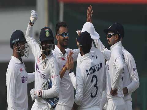 भारत आणि न्यूझीलंड यांच्यात कानपूरच्या ग्रीनपार्कमध्ये पहिली टेस्ट मॅच (India vs New Zealand 1st Test) सुरू आहे. तिसऱ्या दिवशी भारताने मॅचवर आपली पकड मजबूत केली आहे. 