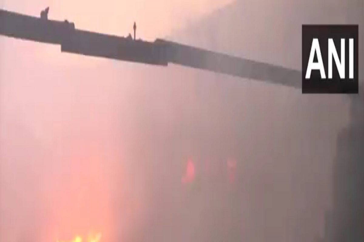 मुंबईत पुन्हा अग्नितांडव; मानखुर्दमध्ये गोदामांना भीषण आग, घटनास्थळी अग्निशमन दलाच्या 12 गाड्या दाखल