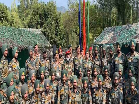 PM Modi Diwali Celebrations:  पंतप्रधान नरेंद्र मोदी जम्मू काश्मीरच्या (Jammu and Kashmir) नौशेरामध्ये (Nowshera) जवानांसोबत दिवाळी साजरी केली आहे.