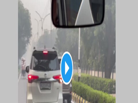 नौशेराला रवाना होण्यापूर्वी दिल्लीत पंतप्रधानांच्या गाड्यांचा ताफा फारशी सुरक्षा नसताना सर्वसामान्यांसारखा निघाला. 