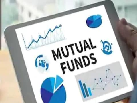 म्युच्युअल फंड हा घसघशीत फायदा देणारा आणि सुरक्षित पर्याय असल्याबाबत आता शिक्कामोर्तब झालं आहे. त्याचप्रमाणे आपल्या अपेक्षेप्रमाणे योजना निवडीचा वाव असल्यानं आणि परताव्यातील (Return) जोखीम कमी करण्याचीही संधी असते.