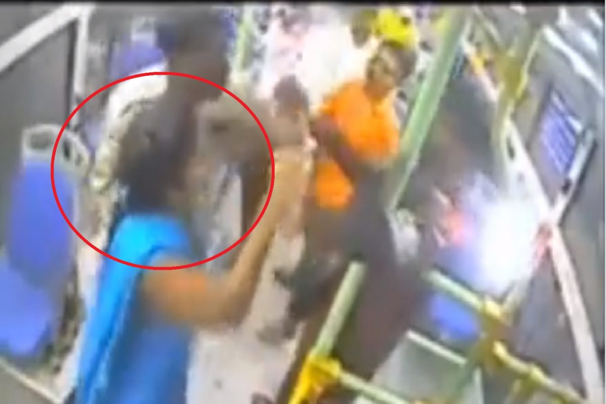 Nashik सिटी बसमध्ये घुसून महिलेनं कंडक्टर-ड्रायव्हरला केलेल्या मारहाणीचा Live Video