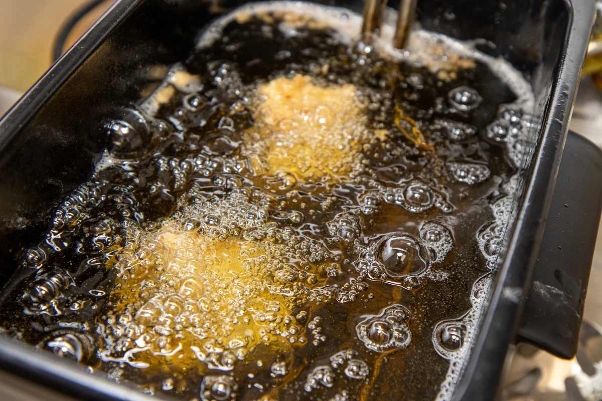 साखरेनंतर दुसरा धोका तेलकट पदार्थांपासून (Oily Foods) आहे. यात समोसा-कचोरी, भजे, चिकन फ्राय, चिप्स, फ्रेंच फ्राईज यांसारख्या गोष्टींचा समावेश आहे जे लोक मोठ्या आवडीने खातात. पण असे खाद्यपदार्थ टाळणे मेंदूच्या आरोग्यासाठी खूप फायदेशीर ठरू शकते. या तेलकट पदार्थांमुळे मेंदूची शिकण्याची आणि लक्षात ठेवण्याची क्षमता कमी होऊ शकते. हे रक्तवाहिन्यांचे नुकसान करते, ज्यामुळे मेंदूचा रक्तपुरवठा प्रभावित होतो. संशोधनात असे आढळून आले आहे की जे जास्त तळलेले पदार्थ खातात त्यांना पुढील आयुष्यात नैराश्यात जाण्याची शक्यता असते. (प्रतिकात्मक फोटो: शटरस्टॉक)